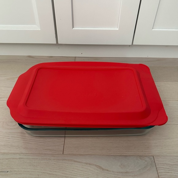 Pyrex Bundle - 6 Items: 2qt, 3qt & 4.8qt Glass Dish With Red Lid Made in the USA - Picture 6 of 7